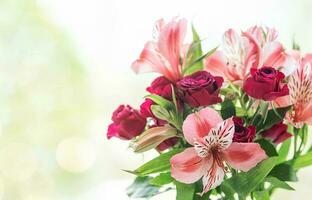 alstroemeria fiori. un' grande mazzo di rosa alstroemerias foto