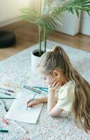 bambino ragazza disegno con colorato matite foto