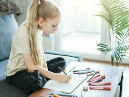 bambino ragazza disegno con colorato matite foto