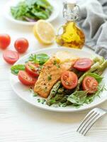 al forno delizioso salmone, verde asparago su piatto foto