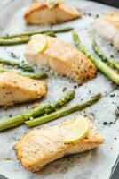 al forno delizioso salmone, verde asparago e Limone nel padella foto