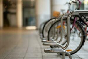 bicicletta In piedi nel un' città foto