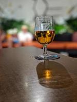 bicchiere di birra sul tavolo