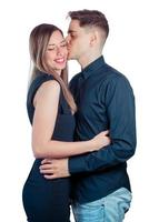 giovane coppia abbracciare e baciare su uno sfondo bianco foto