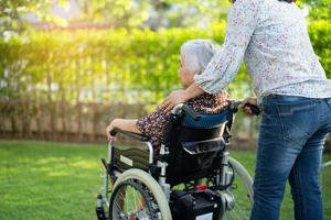 medico aiuto e cura asiatico anziano o anziano donna anziana donna paziente seduto sulla sedia a rotelle al parco nel reparto infermieristico sano forte concetto medico foto