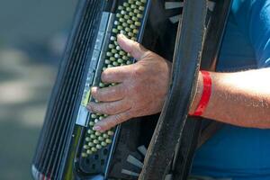 musicista giocando con un fisarmonica foto