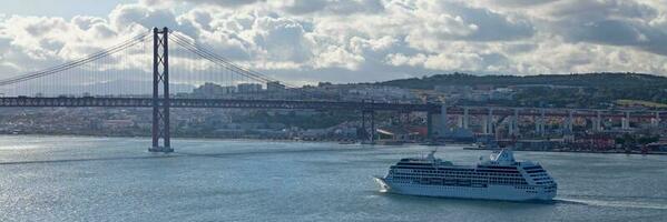 crociera nave intestazione verso il 25 aprile ponte nel Lisbona foto