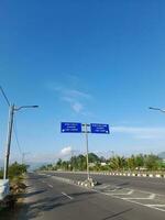 Lombok isola, indonesia.20 Maggio 2023. lento e veloce corsia demarcazione cartello su strada nel Lombok isola, Indonesia foto