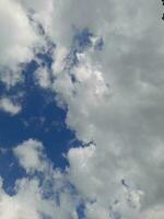 il bianca nuvole su il blu cielo siamo Perfetto per il sfondo. skyscape su Lombok isola, Indonesia foto