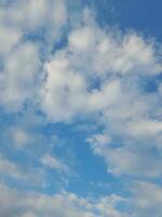 il bianca nuvole su il blu cielo siamo Perfetto per il sfondo. skyscape su Lombok isola, Indonesia foto