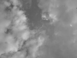 bellissimo grigio nuvole su cielo sfondo. grande luminosa morbido soffice nuvole siamo copertina il intero cielo. foto