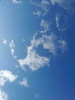 il bianca nuvole su il blu cielo siamo Perfetto per il sfondo. skyscape su Lombok isola, Indonesia foto