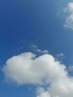 il bianca nuvole su il blu cielo siamo Perfetto per il sfondo. skyscape su Lombok isola, Indonesia foto