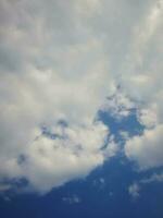 il bianca nuvole su il blu cielo siamo Perfetto per il sfondo. skyscape su Lombok isola, Indonesia foto