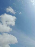 il bianca nuvole su il blu cielo siamo Perfetto per il sfondo. skyscape su Lombok isola, Indonesia foto