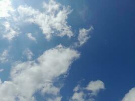 il bianca nuvole su il blu cielo siamo Perfetto per il sfondo. skyscape su Lombok isola, Indonesia foto