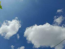 il bianca nuvole su il blu cielo siamo Perfetto per il sfondo. skyscape su Lombok isola, Indonesia foto