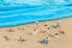 un' minuscolo persona nel un' costume da bagno è rilassante su il spiaggia nel il estate foto
