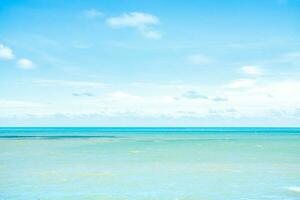 natura paesaggio Visualizza di mare blu paesaggio marino con chiaro orizzonte linea e cielo. Tailandia mare foto