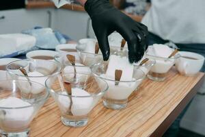 ghiaccio crema Riempimento nel bicchiere pialas a culinario maestro classe foto