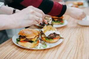 hamburger con Manzo e verdure. vicino su. delizioso hamburger nel un' cucinando classe. hamburger con mirtillo salsa e hamburger con cipolla salsa. foto