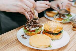 hamburger con Manzo e verdure. vicino su. delizioso hamburger nel un' cucinando classe. hamburger con mirtillo salsa e hamburger con cipolla salsa. foto