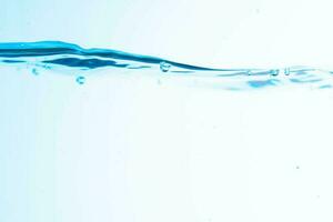 sfondo Immagine di in movimento acqua nel onde isolato su bianca sfondo, chiaro acqua, acqua bolle, macro foto