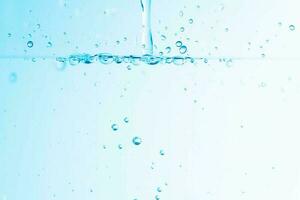 sfondo Immagine di in movimento acqua nel onde isolato su bianca sfondo, chiaro acqua, acqua bolle, macro foto