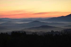 fotografia di montagna durante l'ora d'oro foto