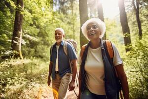 attivo pensionato interrazziale coppia escursioni a piedi all'aperto. generativo ai foto