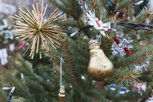 dipinto vecchio elettrico leggero lampadina su Natale albero. Fai da te decorazione foto