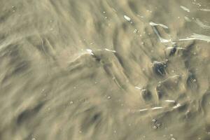 sporco acqua. pozzanghera struttura. onde su superficie. foto