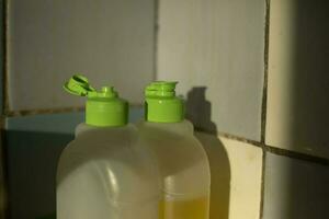 lavastoviglie detergente. sapone nel bottiglia. verde coperchio. foto