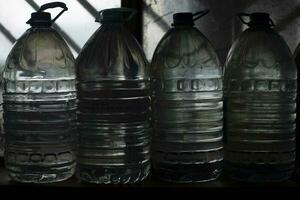 acqua bottiglie. acqua nel contenitori. fornitura di fresco acqua. foto
