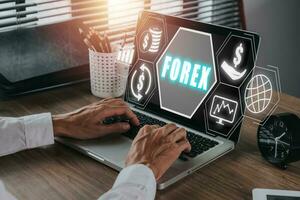 forex commercio, giovane uomo utilizzando smartphone e il computer portatile computer con forex icona su vr schermo su scrivania, in linea investimento. attività commerciale, Internet e tecnologia concetto. foto