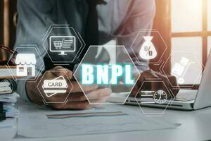 bnpl-buy adesso pagare dopo shopping in linea icona concetto, attività commerciale persona utilizzando inteligente Telefono con acquistare adesso pagare dopo icona su virtuale schermo. foto