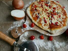 Questo professionale foto cattura il essenza di un' Perfetto Pizza capolavoro. il composizione è visivamente sensazionale, con il Pizza posizionato come il focale punto contro un' semplice sfondo.