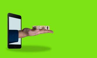 digitale arte collage, il mano con di legno cubi In arrivo su di il Telefono su un' verde sfondo. ambientale prodotti. foto