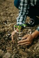 donna mani giardinaggio lattuga nel azienda agricola con crescita processi e chimico formula su verde sfondo. con icona foto