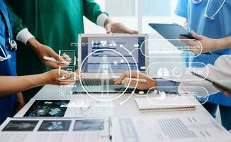 medico tecnologia Rete squadra incontro concetto. medico mano Lavorando con inteligente Telefono moderno digitale tavoletta e il computer portatile computer con grafica grafico interfaccia, con virtuale icona foto