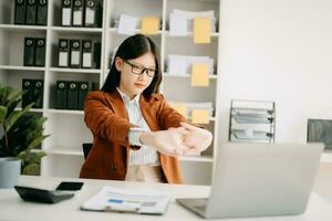 oberati di lavoro giovane asiatico donna d'affari ufficio lavoratore sofferenza a partire dal collo dolore dopo aveva un' lungo giorno a sua scrivania. ufficio sindrome concetto foto