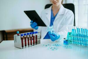 moderno medico ricerca laboratorio. femmina scienziato Lavorando con micro pipette analizzando biochimica campioni, Avanzate scienza chimico laboratorio foto