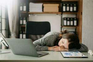 donna sensazione emicrania testa ceppo.oberato di lavoro donna d'affari finanziere mentre Lavorando su il computer portatile e tavoletta a ufficio. foto