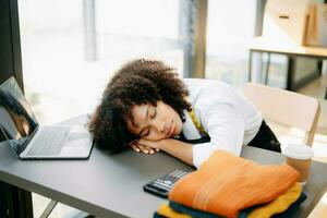 asiatico attività commerciale donna è stressato, annoiato, e troppi pensieri a partire dal Lavorando su un' tavoletta a il moderno ufficio. foto