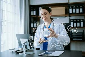 Salute cura attività commerciale grafico dati e crescita, medico visita medica e medico analizzando medico rapporto Rete connessione su tavoletta schermo. foto