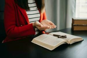 donna preghiere su santo Bibbia nel il mattina.donna mano con Bibbia pregando. cristiano vita crisi preghiera per Dio. foto