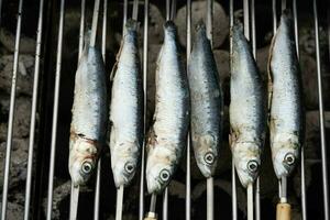 carbone grigliato pesce e altro frutti di mare foto