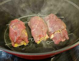 tradizionale Tedesco cibo Manzo involtino con cavolo e schiacciato patate foto