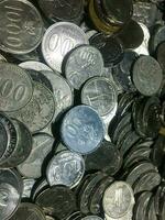 splendente e raggiante impilati collezione di vecchio indonesiano rupia monete foto
