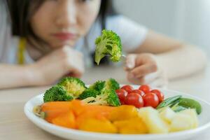 sottile corpo asiatico donne molto annoiato dieta cibo, dieta femmina scegliere Basso calorie cibo per dieta. bene salutare cibo. peso perdere, equilibrio, controllo, ridurre Grasso, routine, esercizio, corpo forma foto